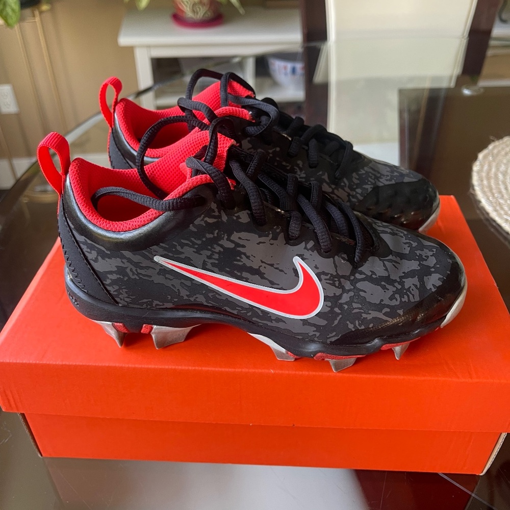 Nike cleats size 1.5 Y.